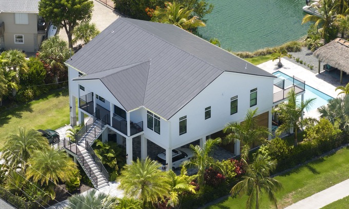 Sugarloaf Shores House | THE BLACK MARLIN - 3 BEDROOM/2.5 BATHROOM WITH POOL & TIKI HUT