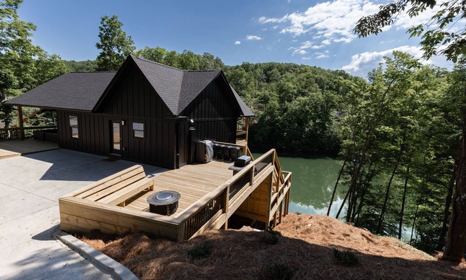 Maynardville House | The Black Pearl on Norris Lake