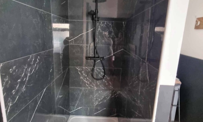 Calais Apartment | The black tendance, maxi studio hyper center, 1km from train station, tourism/business