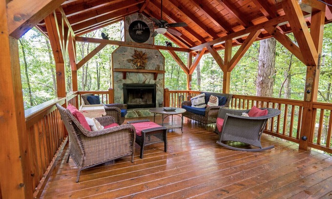 Ellijay Cabin | The Blissful Bear Cabin nCreekside treehouse w/fireplacenSTR Host Lic #: 002252