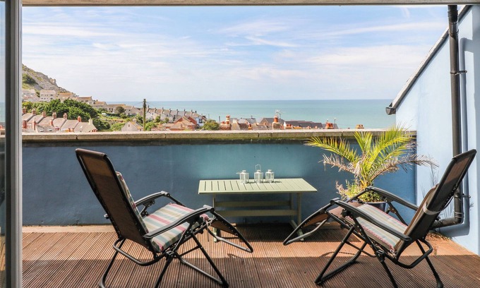 Portland Cottage | THE BLUE COTTAGE, family friendly in Fortuneswell