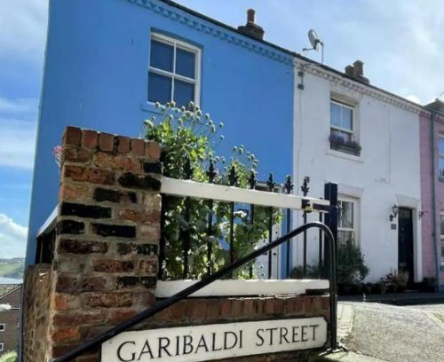 Scarborough House | The Blue House - 3 bed house with parking