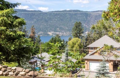 Central Okanagan Bed & Breakfast | The Blue House Bed and Breakfast