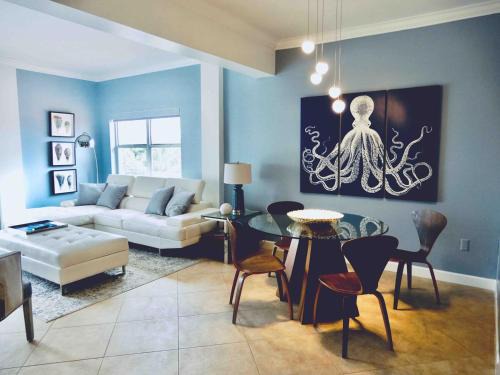 Central Beach Apartment | The Blue Octopus - 1br King Bed Condo