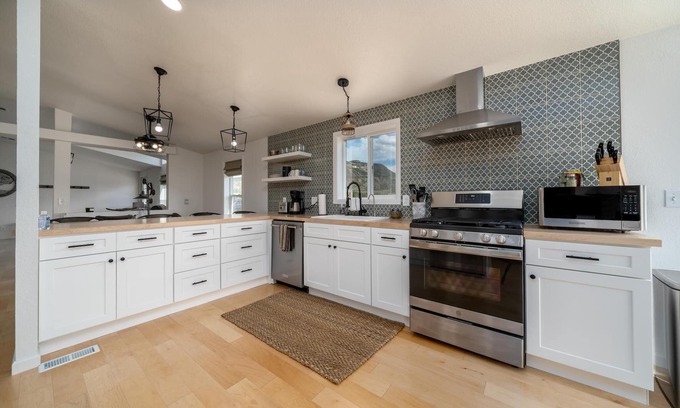 Palisade House | "The Bluff House-Privacy with spectacular views"