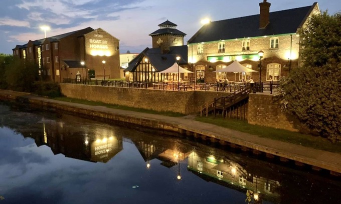 Oldham Hotel | The Boat & Horses Inn