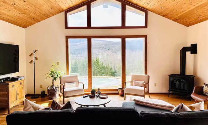 Fleischmanns Ski Chalet | The Borderless Retreat Chalet