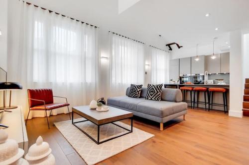 Cathedrals Apartment | The Borough Collection near London Bridge and Borough Market - by Short Stories London