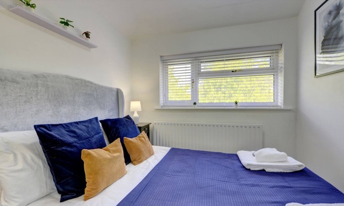 Knowle Sands Villa | The Braybrooke House | A Calm & Executive 3BR House w/ Parking, Garden & Wifi | eco-Short Term Let by SILVA