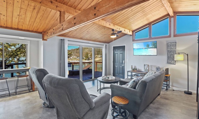 Camdenton House | The Briarcliff Retreat| Lake Front | Pet Friendly