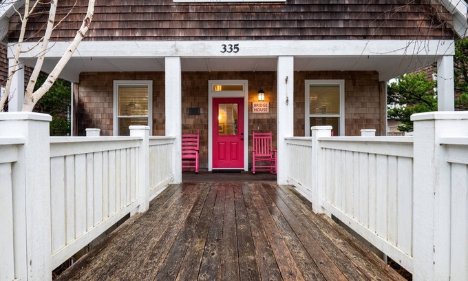 Lincoln Beach House | The Bridge House - Bella Beach, Open Floor Plan, Two Bedrooms w/En-Suite Bathrooms, Walk to Beach