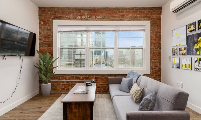Near East Columbus Apartment | The Broad- Queen Bed - Luxury Furnish - Pet Haven