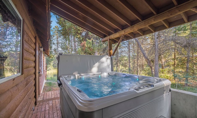 Island Park Cabin | The Buffalo River House:Riverfront Luxury,Arcade Games,Hot Tub, Near Yellowstone