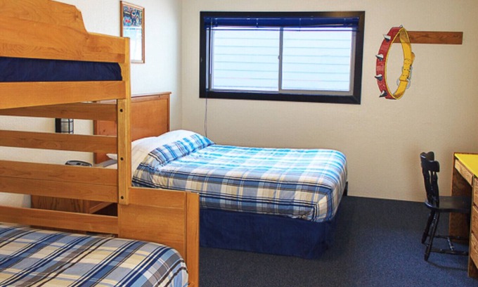 Silver Star Mountain Hotel | The Bulldog Silver Star - Standard Queen + Double/Single Bunk Bed 1