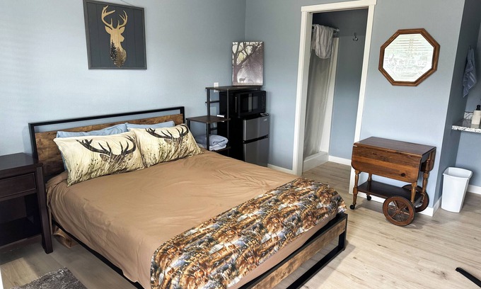 Roseburg Apartment | the Bunkhouse Deer - Private Studio Retreat Room