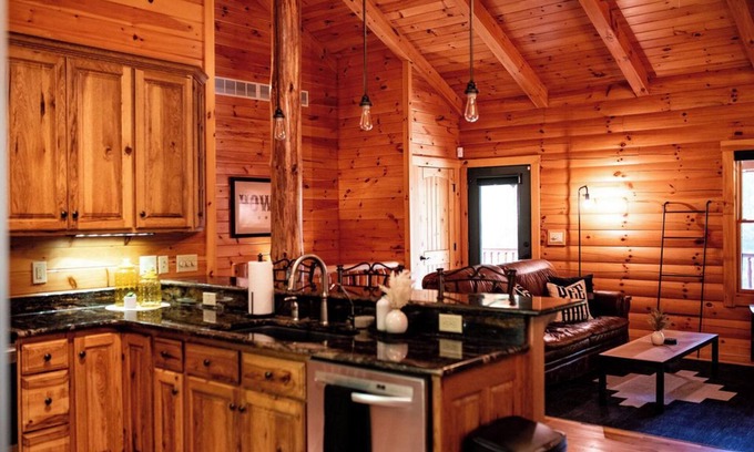 Heath Cabin | "The Bunkhouse" Luxury Cabin n-Hot Tub-Pond - Indoor Sauna - Sleeps 12