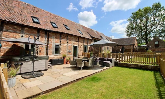 Bridgnorth House | The Byre - Beautiful Contemporary Barn - Hot Tub