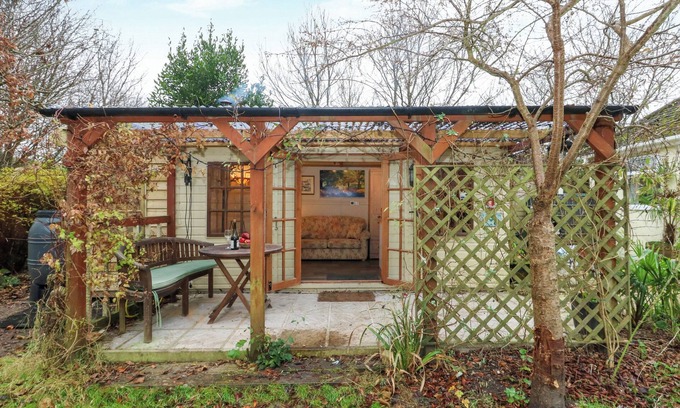 New Forest District Cottage | THE CABIN AT LITTLE TIMBERS, pet friendly, with open fire in Ringwood