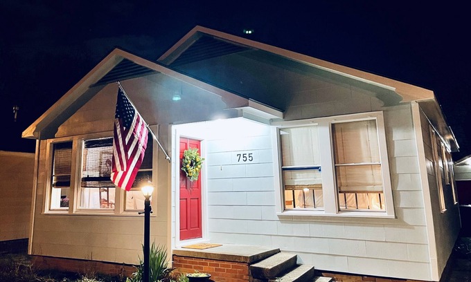Mid City South Cottage | The Capitol Cottage -perfect for any stay in Baton Rouge! 2BR location location