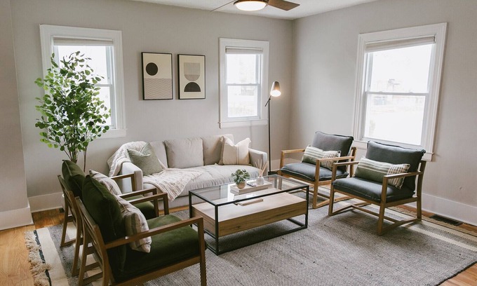 Lexington House | "The Carlisle" WARM MODERN STAY w/Yard -Greyline