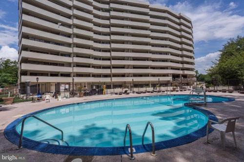 Arlington House | The Carlyle House with housemate