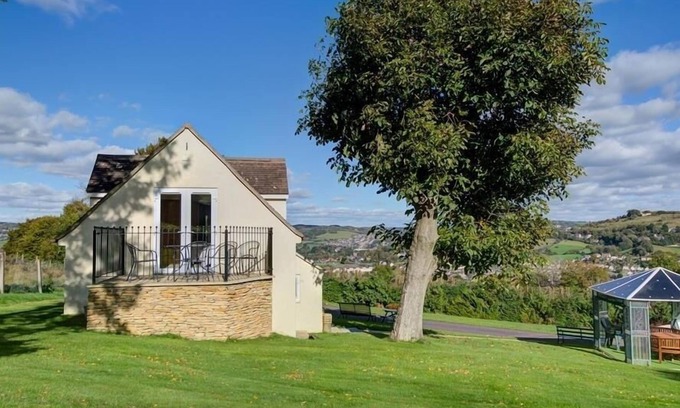 Inchbrook Cottage | THE CARTINS, pet friendly, with a garden in Selsley