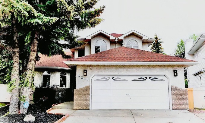 Southeast Edmonton House | The Castle Stay - Enormous backyard, Pool table, jetted tub.