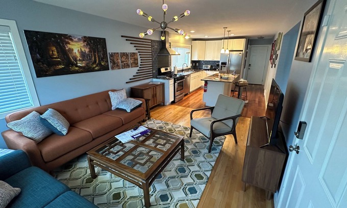 Northeast Minneapolis Arts District Apartment | The Celadon Art Loft & Gallery - Unique 2 BR, 1 Bath in the Arts District