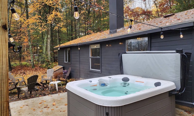 Bitely Cabin | The Channel Cabin with HOT TUB!