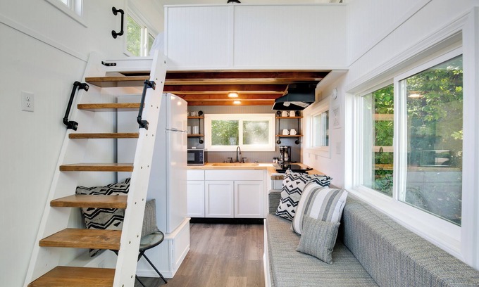 Defiance Apartment | 'The Chardonnay Chalet' Defiance Studio Trail!