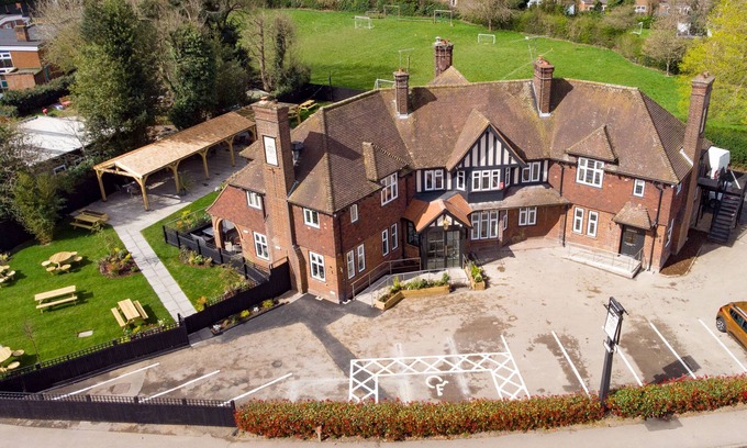 Woolmer Green Hotel | The Chequers