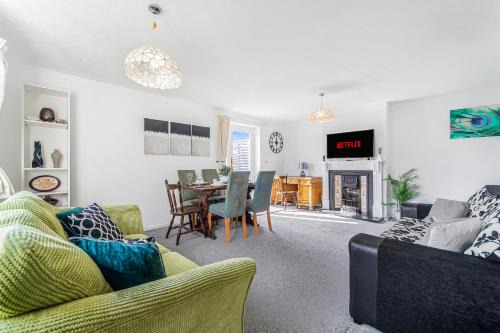Headington Apartment | The Churchill & Brookes Residence at Headington A Modern Three-Bedroom Oxford Home near the University and Hospital