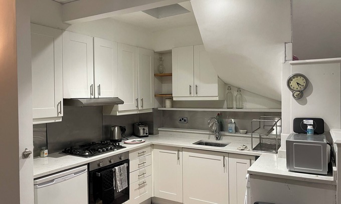 Kensal Green House | The CiniCue House nCinema room and pool table. nPrime location,Nottinghill