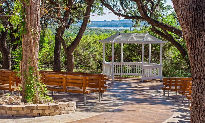 Canyon Lake Hotel | The Claire Hotel