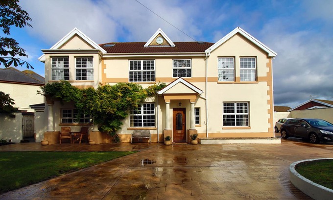 Porthcawl House | THE CLOCK HOUSE, luxury holiday cottage, with hot tub in Nottage