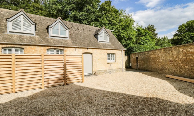 Westonbirt Cottage | THE COACH HOUSE, pet friendly, with hot tub in Sherston