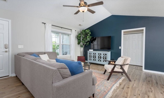 Murraysville House | The Coastal Experience w/King Beds, Garage & More!
