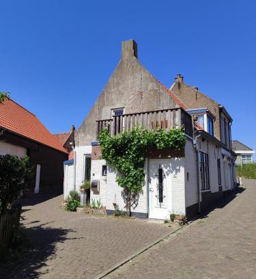 Stavenisse House | The cosy little house with the sundial