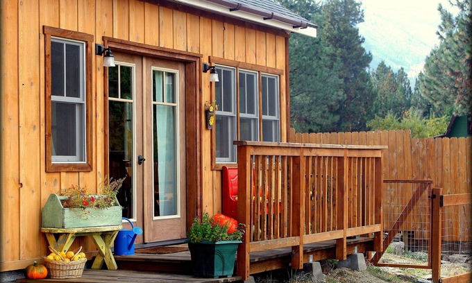 Hamilton Cottage | The Cottage at Farmstead Hollow; Warm and Cozy Retreat 2 miles West of Hamilton