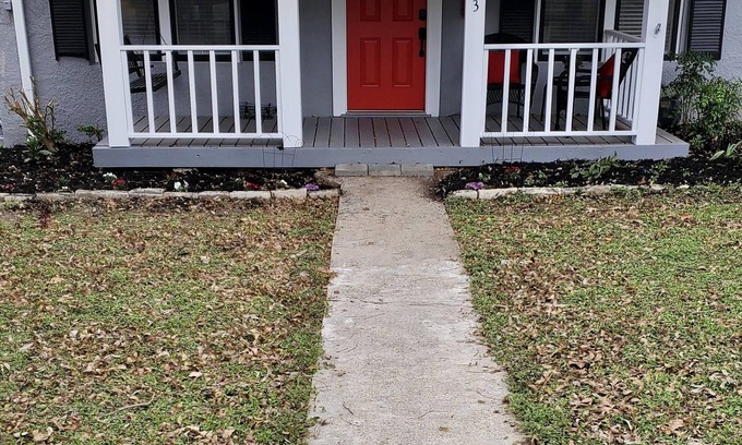 Georgetown Cottage | The Cottage @ Georgetown Square. 5% weekly discount; 10% monthly discount.