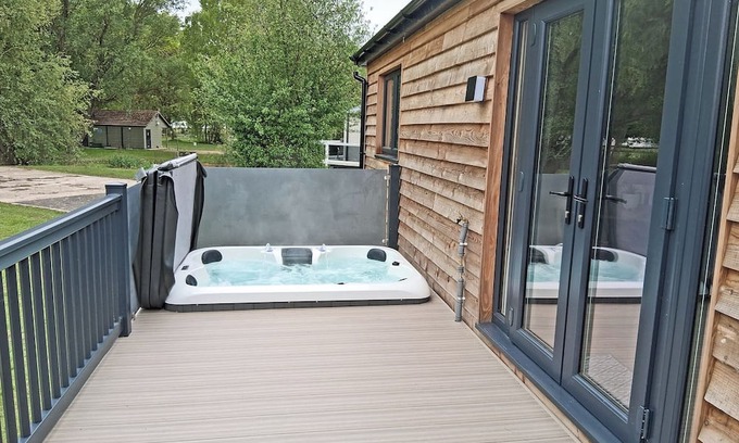 Langworth Ski Chalet | The Country oak is a 2 double bedroom lodge with en suites to both rooms.