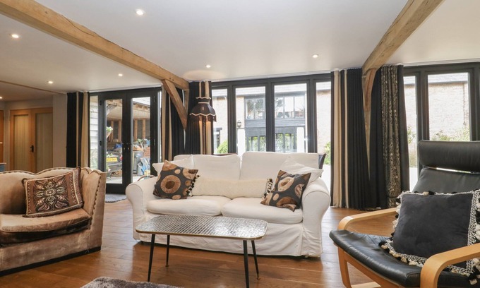 Winterborne Zelston Cottage | The Courtyard - Hilltop Barn