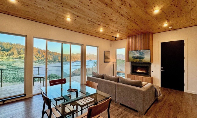 Port Orford Condo | The Cove at Port Orford: Steelhead Suite