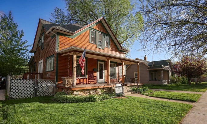 Sheridan House | The Cowboy Retreat, Sleeps 13! Pets Welcome!