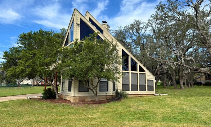 Spicewood House | The Cozy Corner | Windermere Oaks | Lake Travis