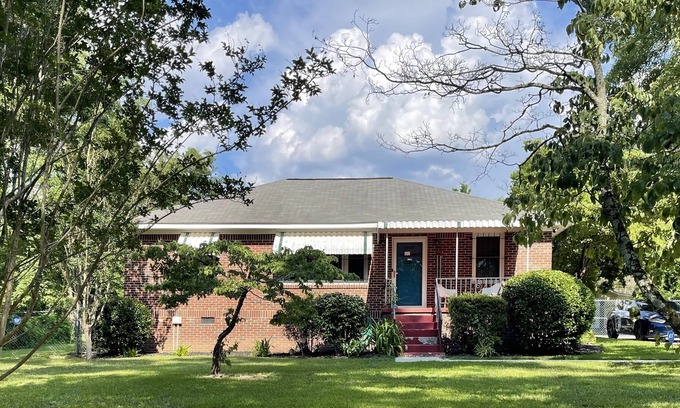 Eau Claire House | The Cozy Cottage 5 minutes from downtown! Family sized cottage with front porch.