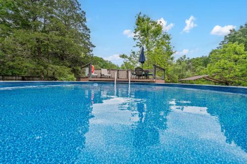 Kirbyville House | The Cozy Cottage Getaway - Private Pool & Hot Tub