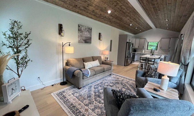 Franklin House | The Crepe Myrtle Cottage