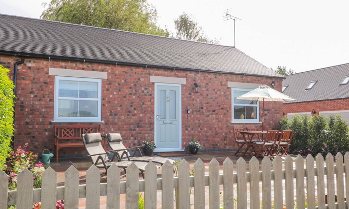 Ashbourne Cottage | THE CROFT, pet friendly, with a garden in Hollington, Derbyshire