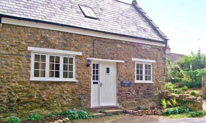 Haselbury Plucknett Cottage | THE CYGNET, family friendly, with open fire in Haselbury Plucknett